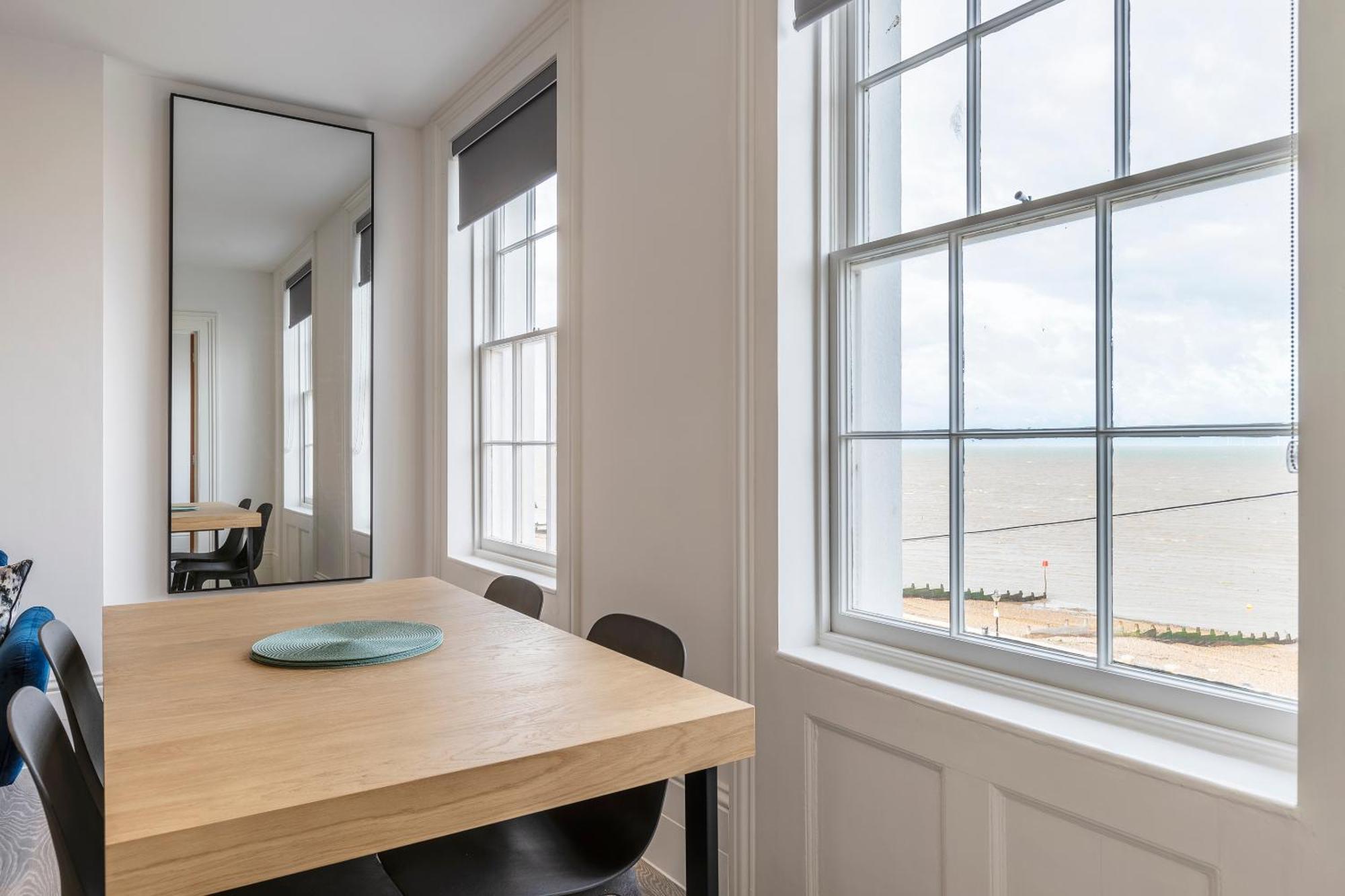 Seaside Serenity: Stylish Sea View Apartments In Herne Bay Ngoại thất bức ảnh